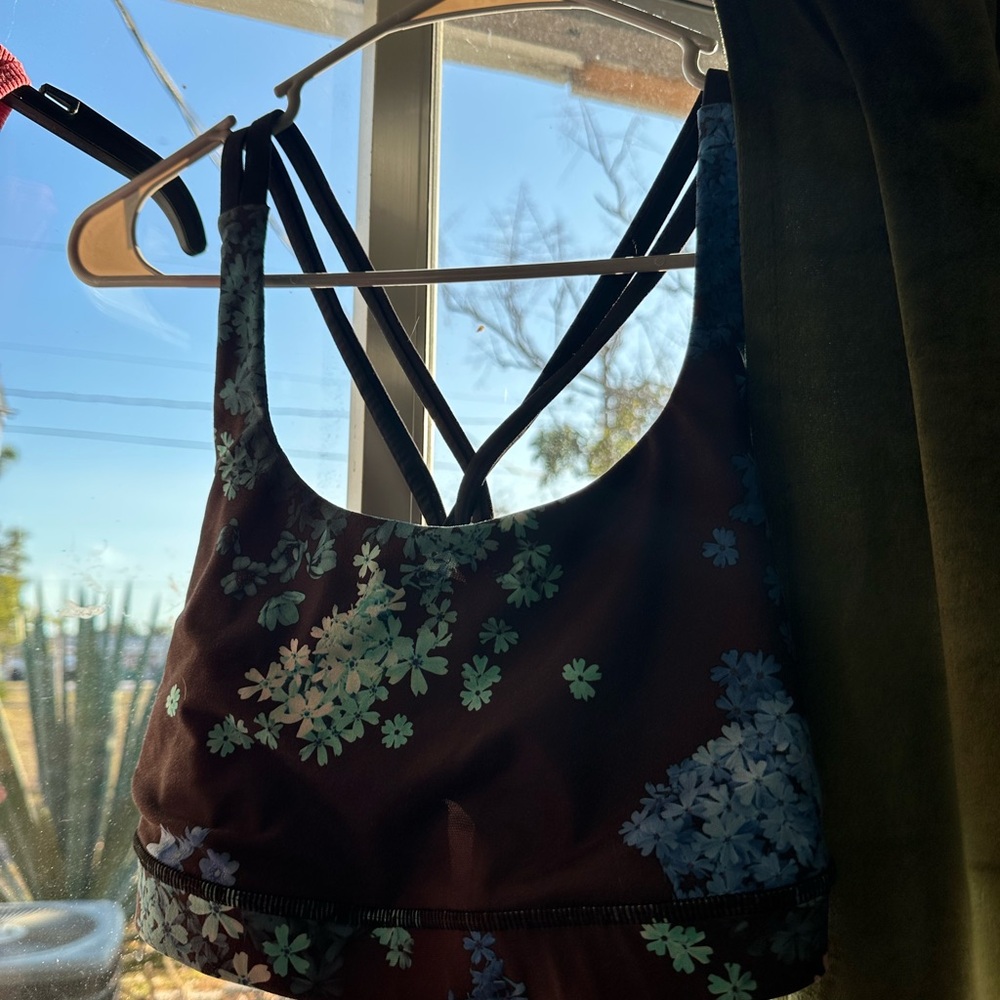 Lululemon sports bra size 10
